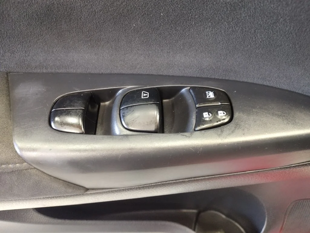 Used 2014 Red Nissan SR image 21