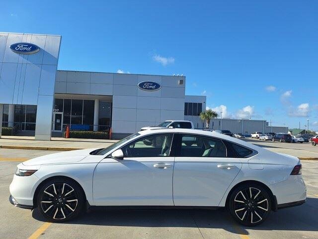Used 2023 Platinum White Pearl Honda Touring image 2