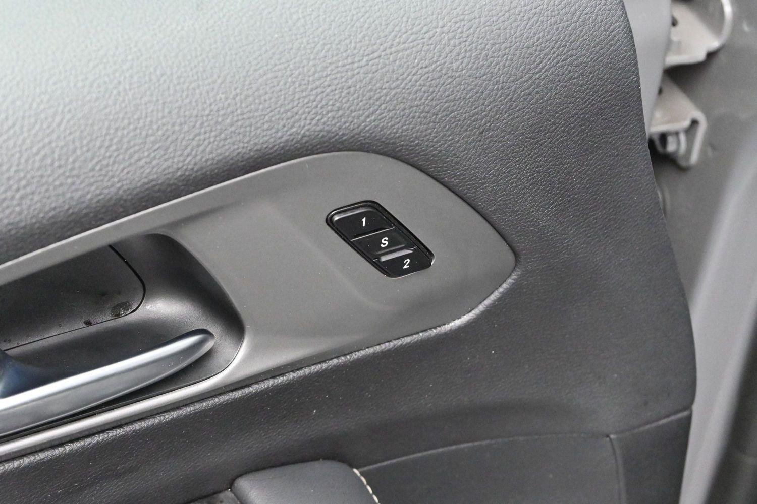 Used 2025 Gray Chrysler Select image 39