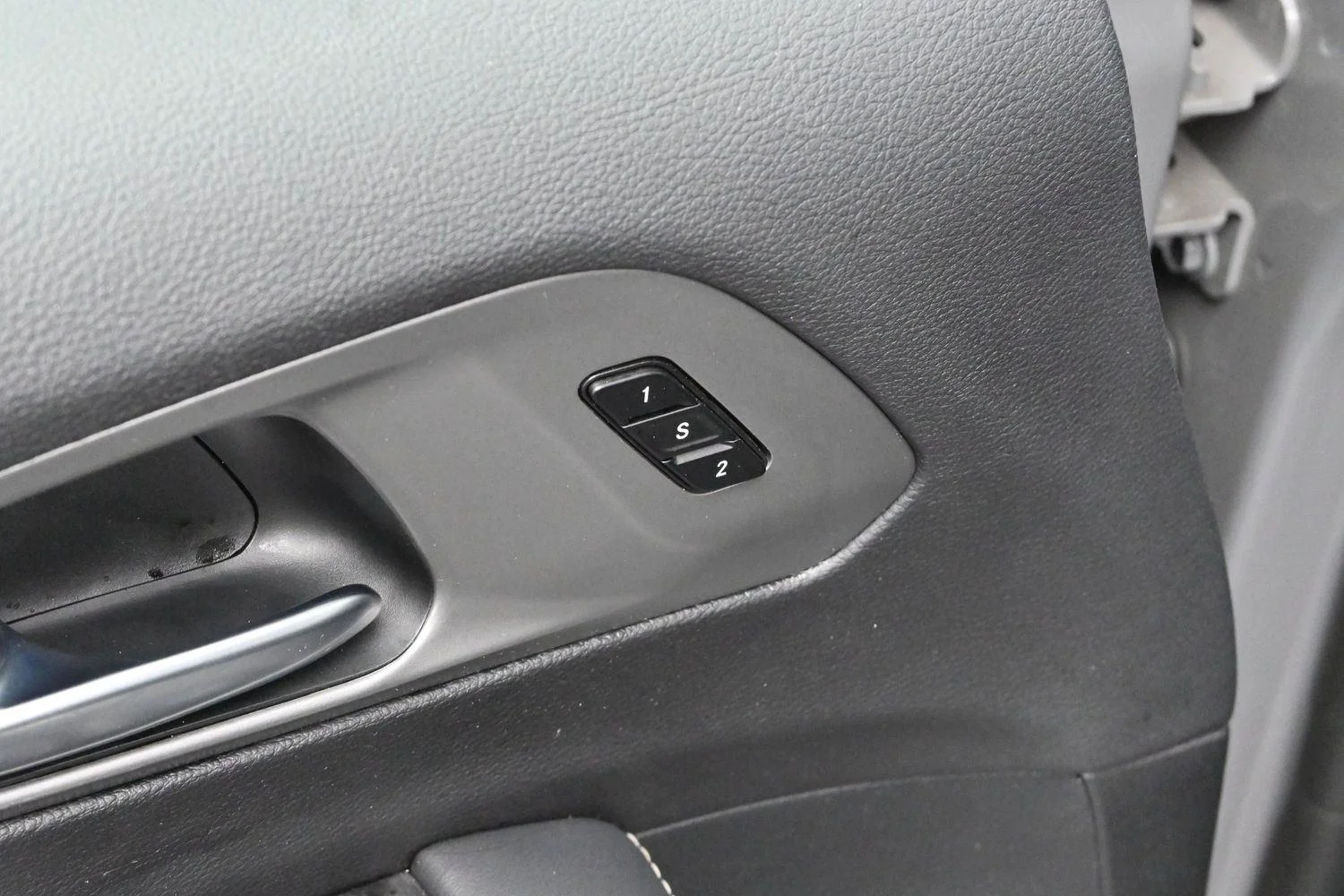 Used 2025 Gray Chrysler Select image 39