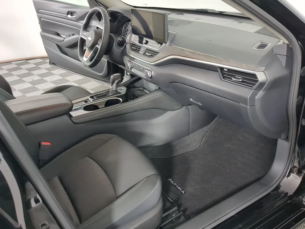 Used 2024 Super Black Nissan 2.5 SV image 19