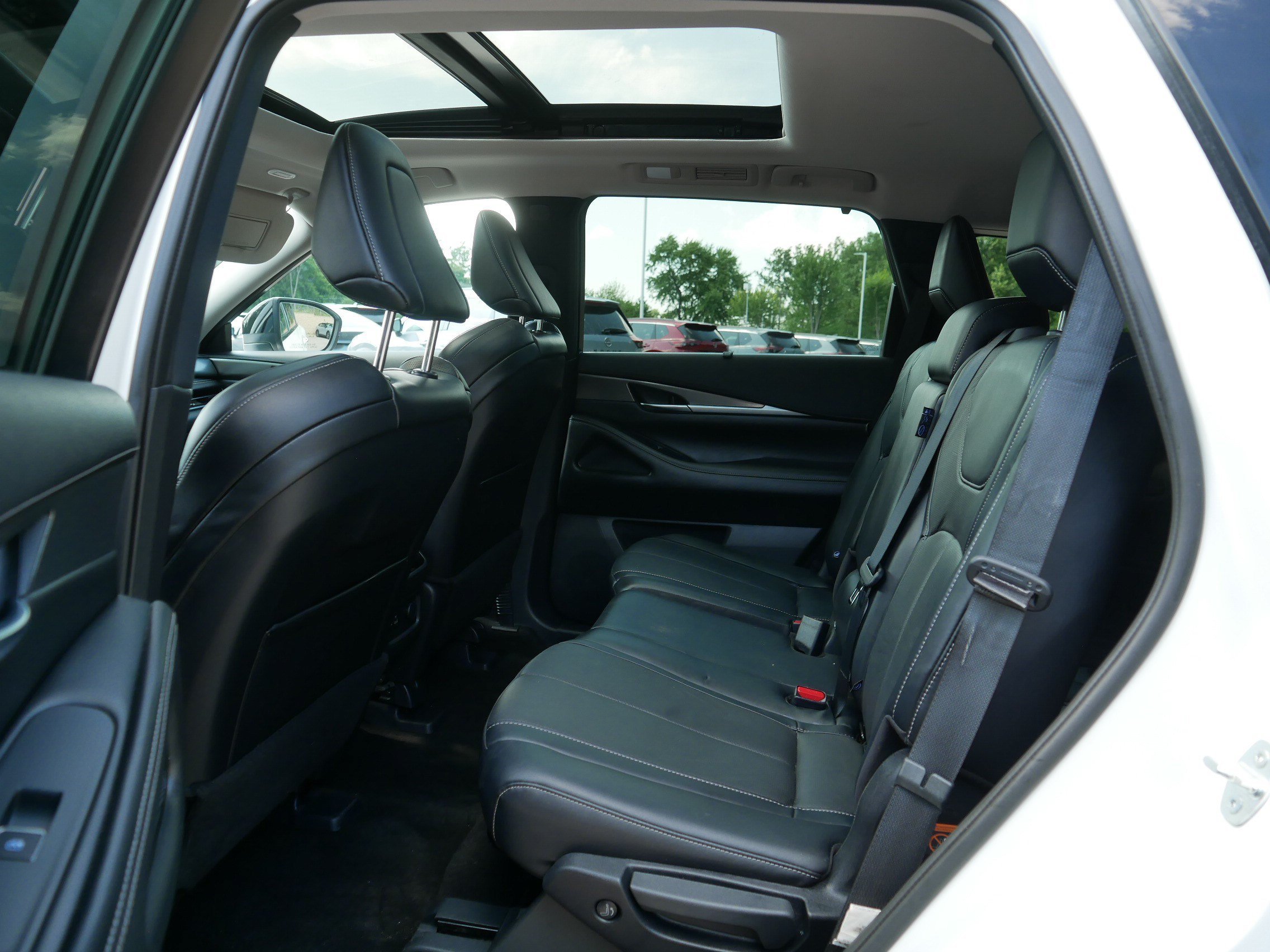 Used 2023 Majestic White INFINITI LUXE image 35