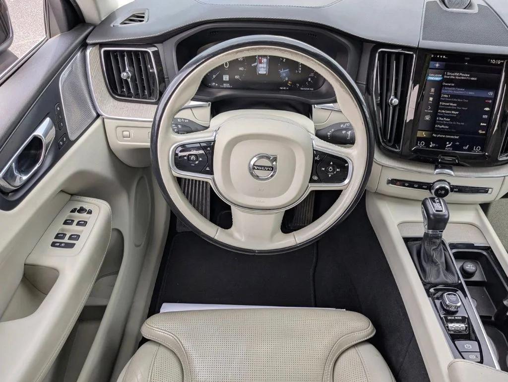 Used 2018 Green Volvo T6 Inscription image 3