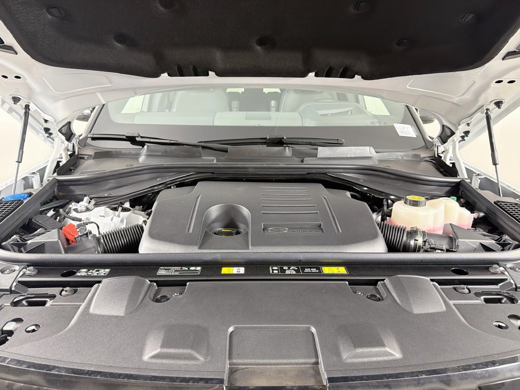 New 2027 Fuji White Land Rover SE image 32