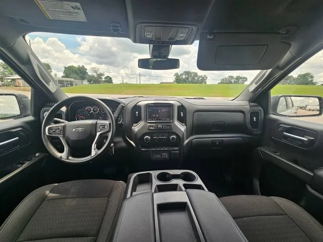 Used 2022 Silver Ice Metallic Chevrolet Custom image 12