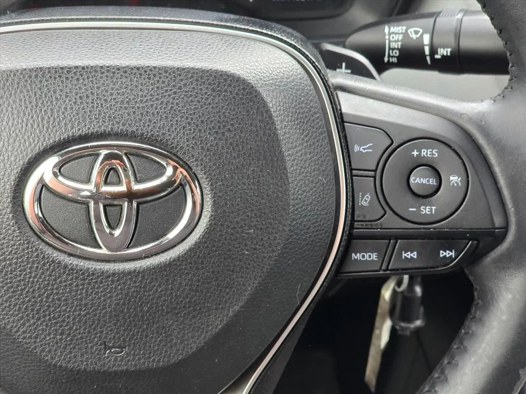 Used 2020  Toyota SE image 15