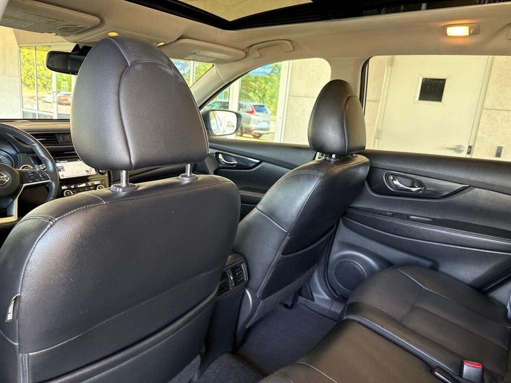 Used 2017 Brilliant Silver Nissan SL image 19