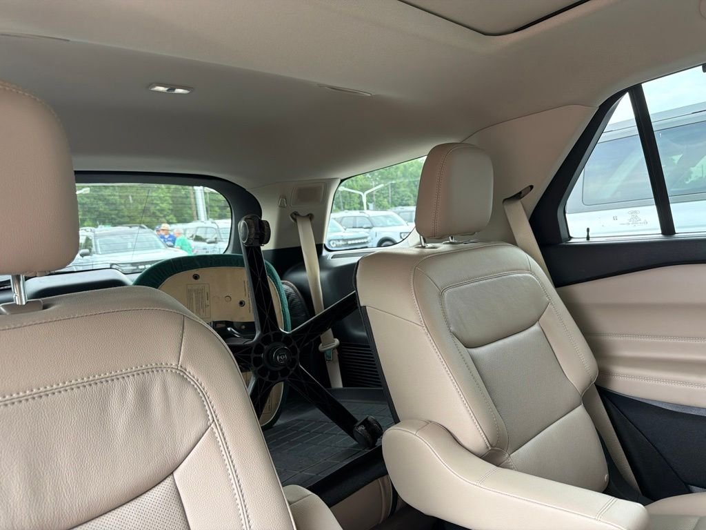 Used 2020 White Ford Limited image 6