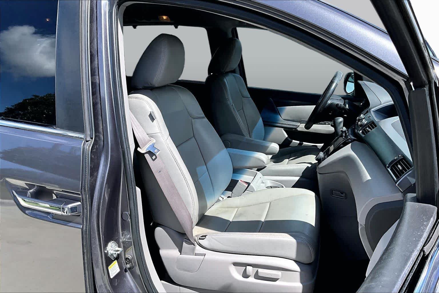 Used 2015 Alabaster Silver Metallic Honda EX image 9