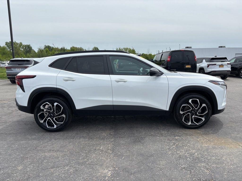 Used 2024 Summit White Chevrolet 2RS image 8