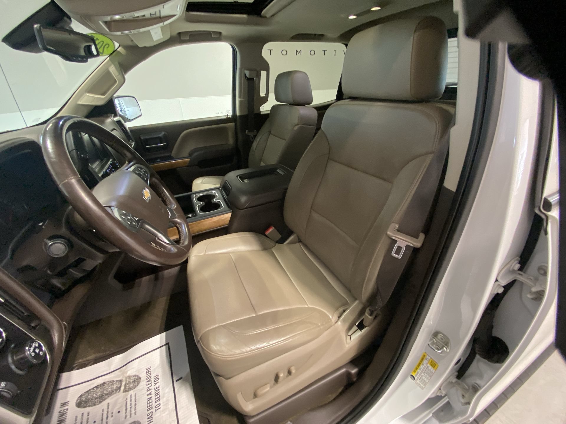 Used 2017 IRIDESCENT PEARL TRICOAT Chevrolet LTZ image 18