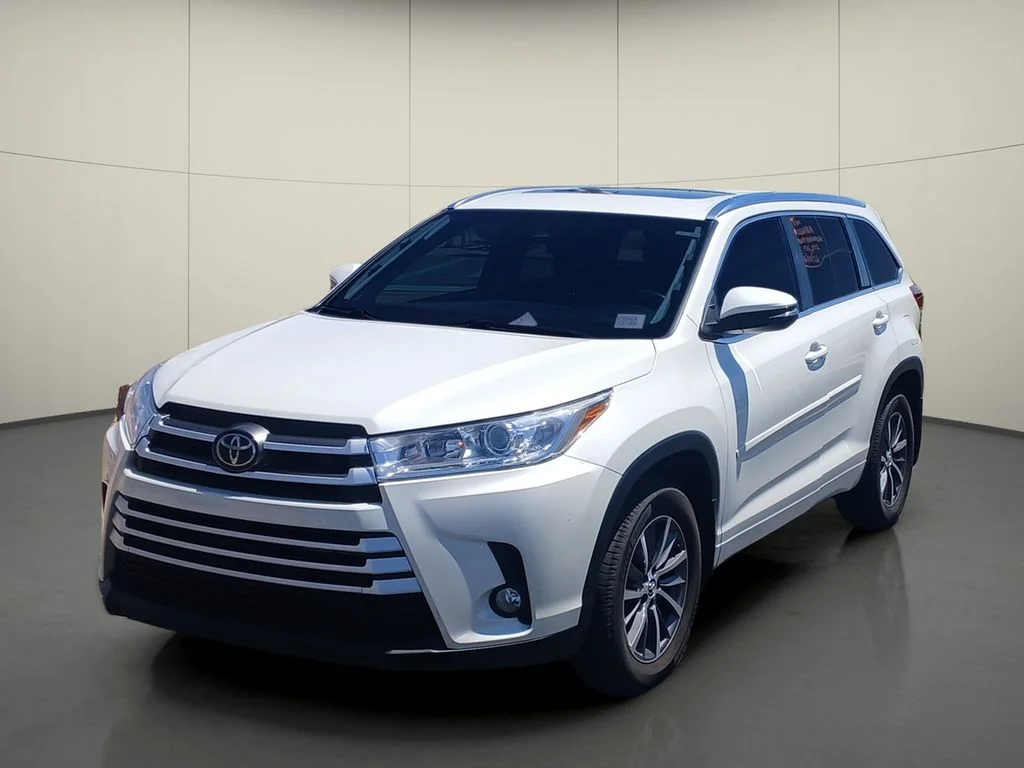 Used 2017 Blizzard Pearl Toyota XLE image 3
