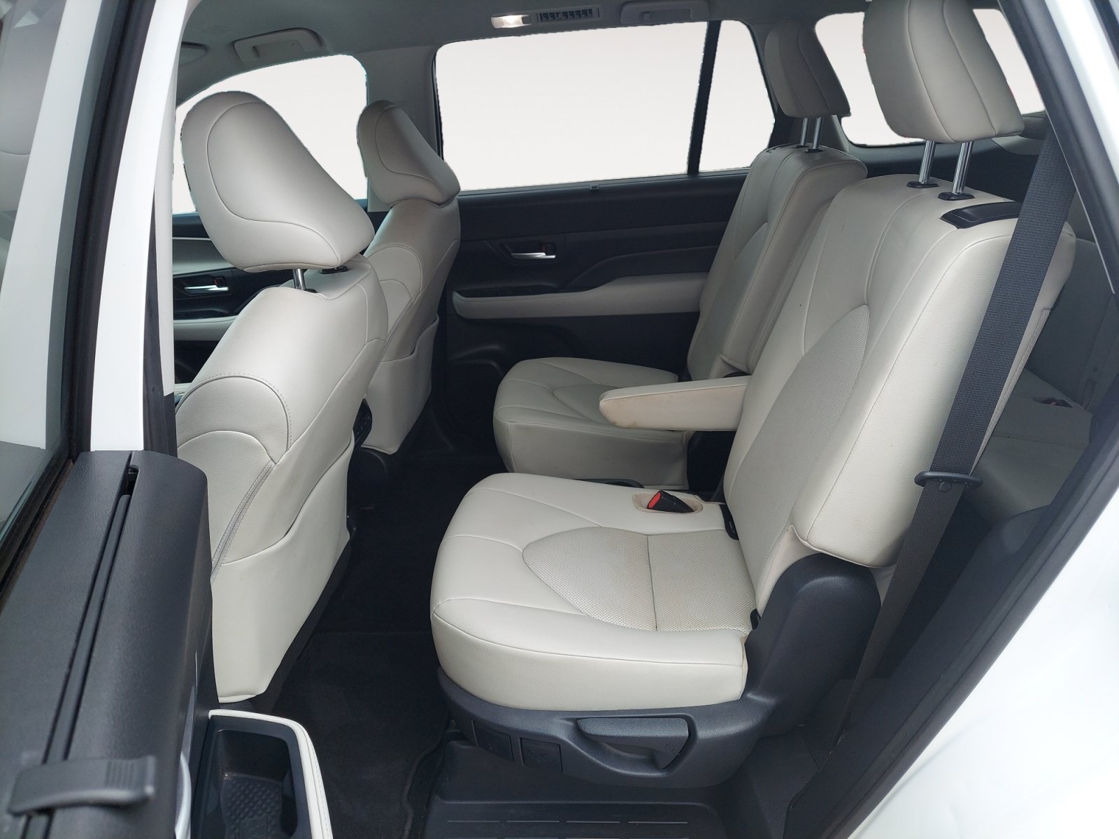 Used 2024 Wind Chill Pearl Toyota XLE image 23