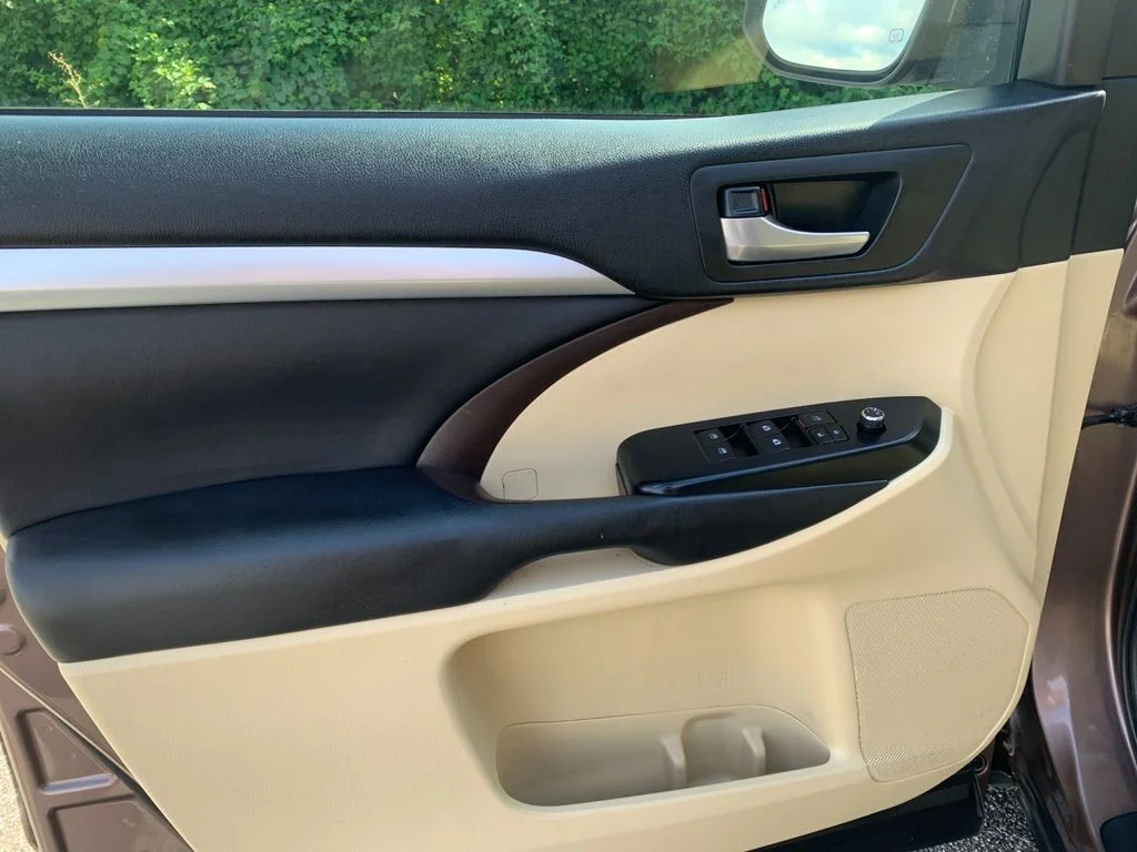Used 2017 Brown Toyota XLE image 12