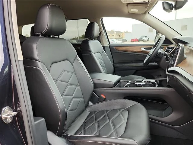 Used 2025 Platinum Gray Metallic Volkswagen 2.0T SE w/Technology Front-Wheel Drive image 14