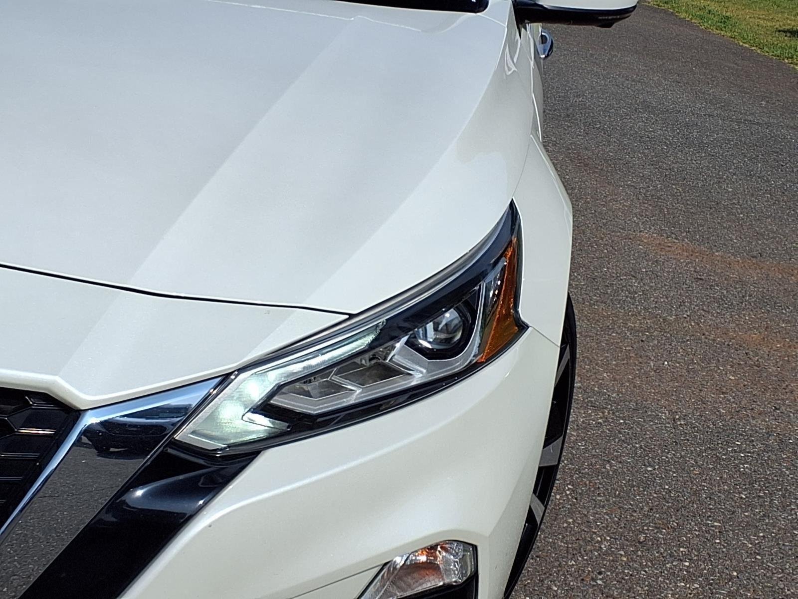 Used 2020 Pearl White Tricoat Nissan 2.0 Platinum image 17