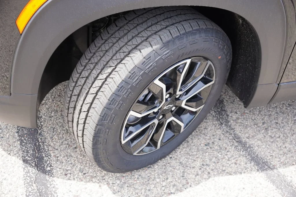 New 2026 Mosaic Black Metallic Chevrolet ACTIV image 9