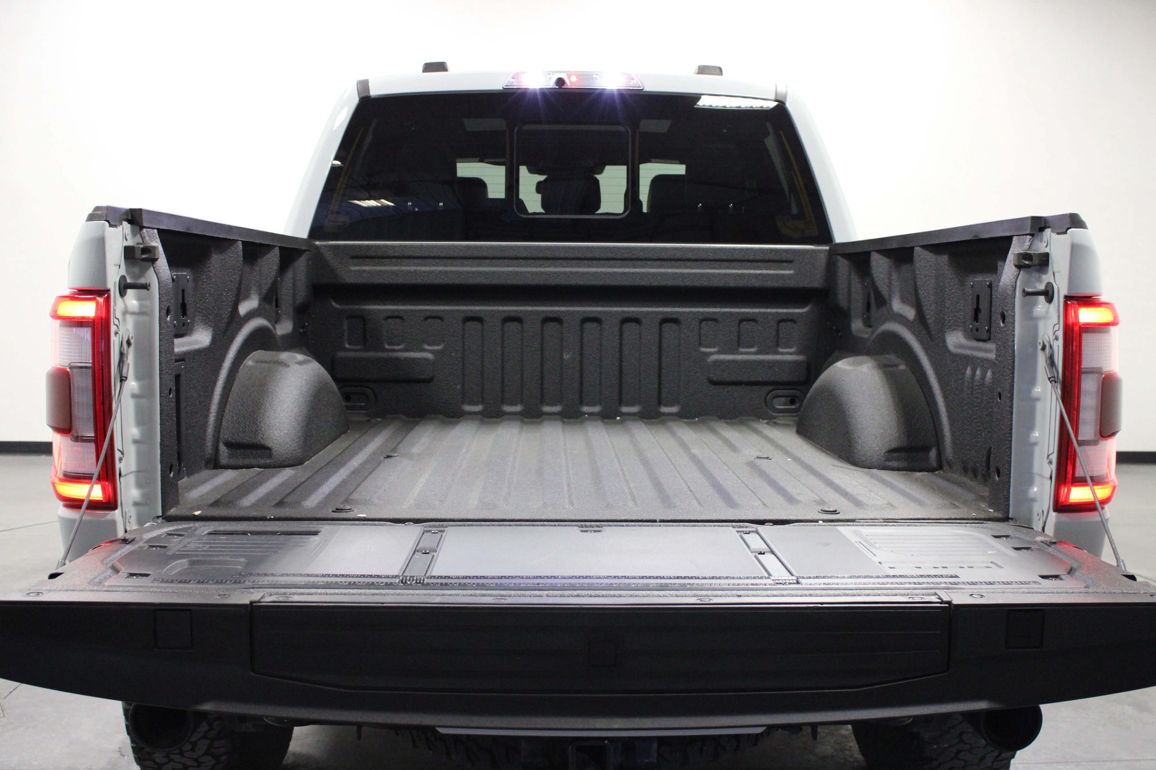 Used 2023 Avalanche Gray Ford Raptor image 14