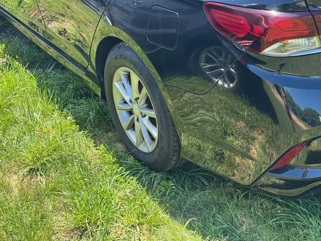 Used 2018 Black Hyundai SE image 20