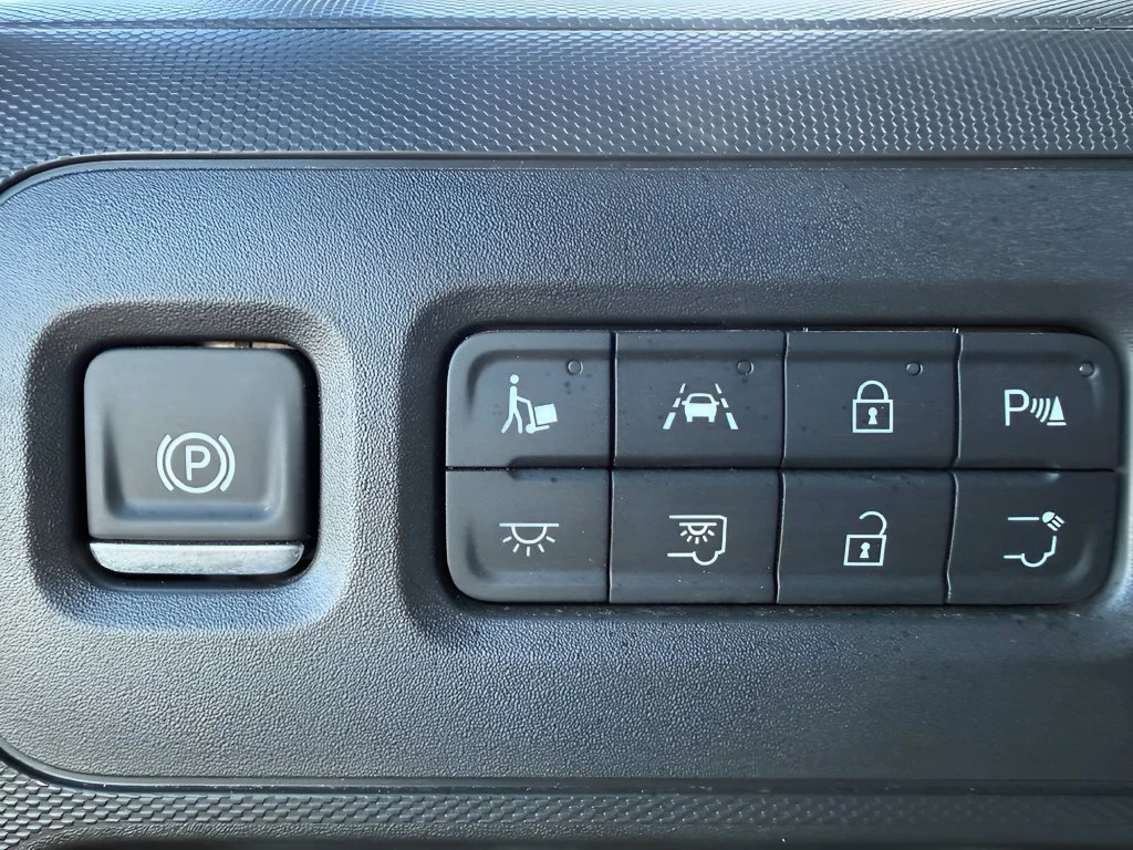 Used 2025 Oyster White Chevrolet AWD 400 image 12