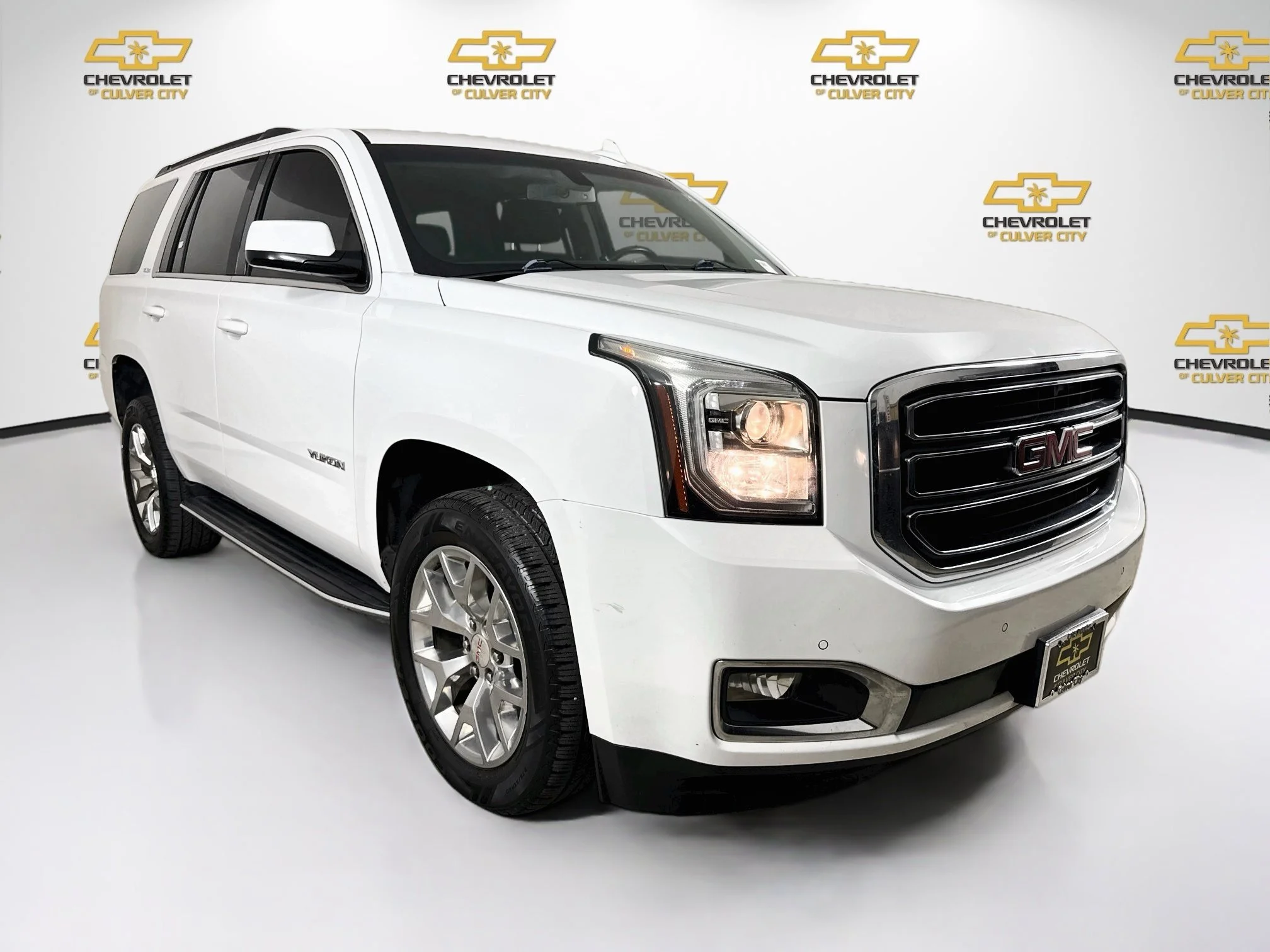 Used 2019 SUMMIT WHITE GMC SLE image 1