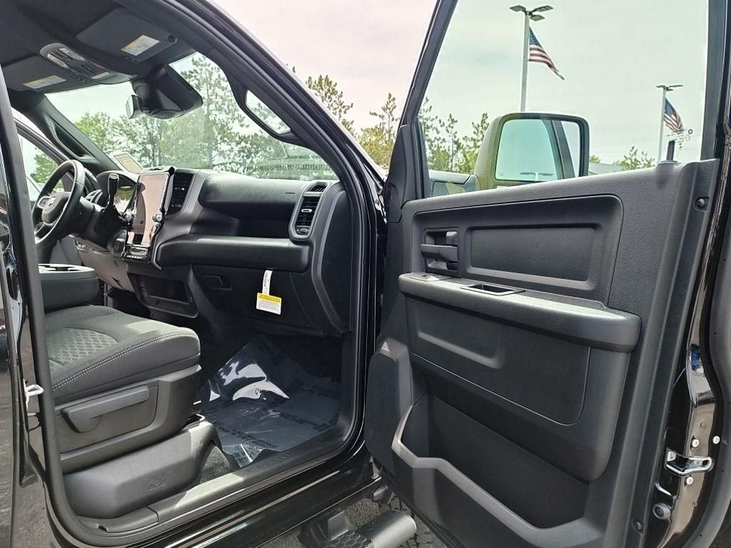 New 2026 Diamond Black Crystal Pearl-Coat Exterior Paint RAM Tradesman image 35