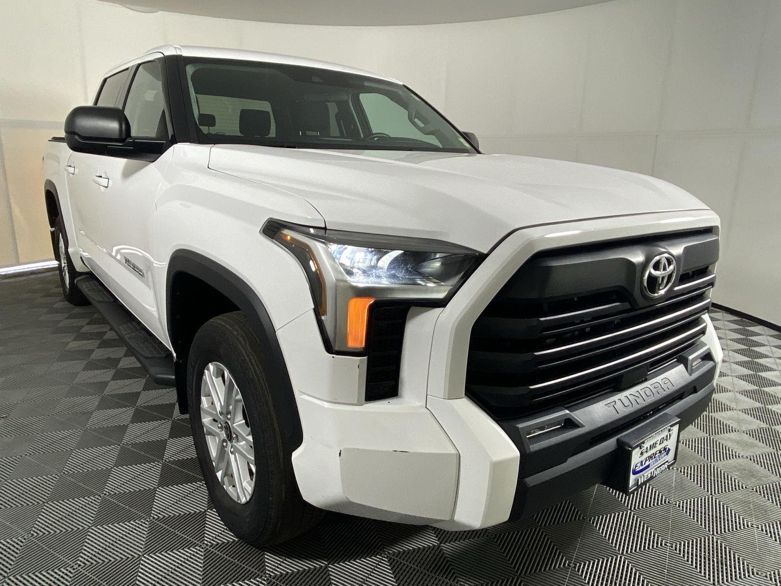 Used 2022 White Toyota SR5 image 17