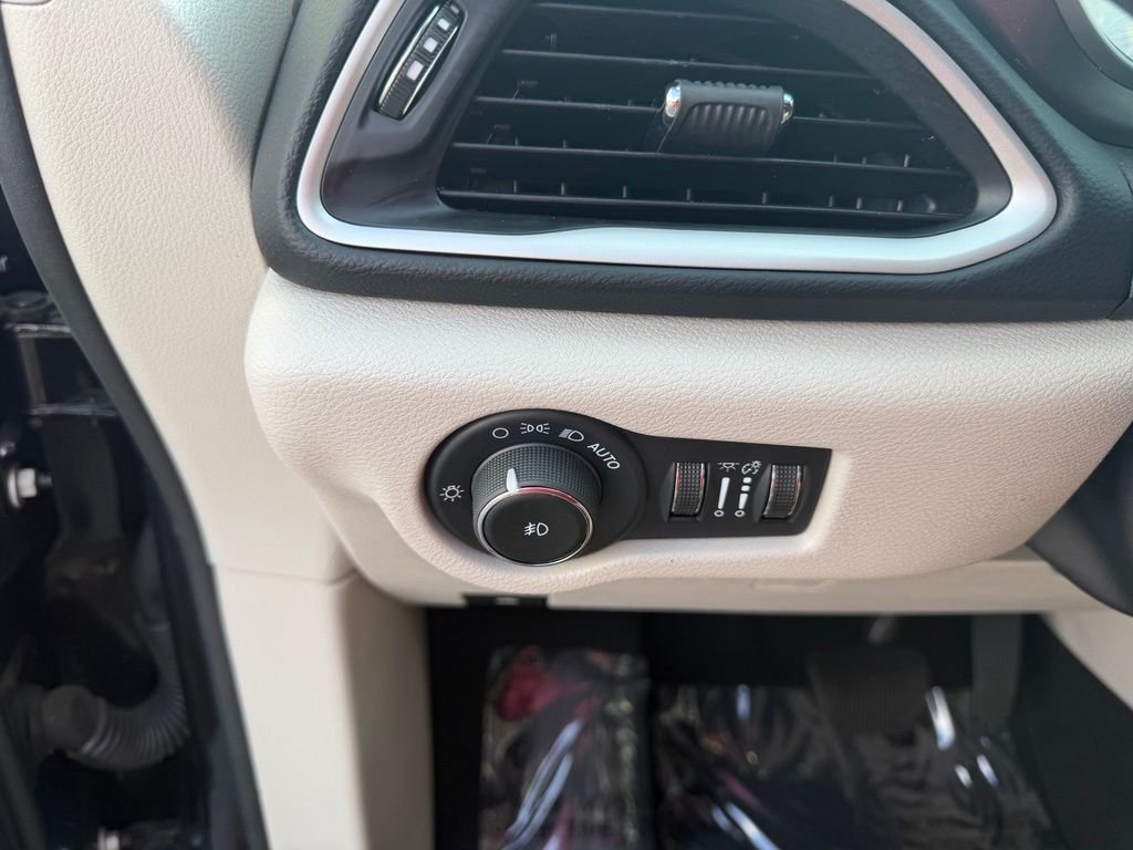 Used 2023 Black Chrysler Touring L image 17