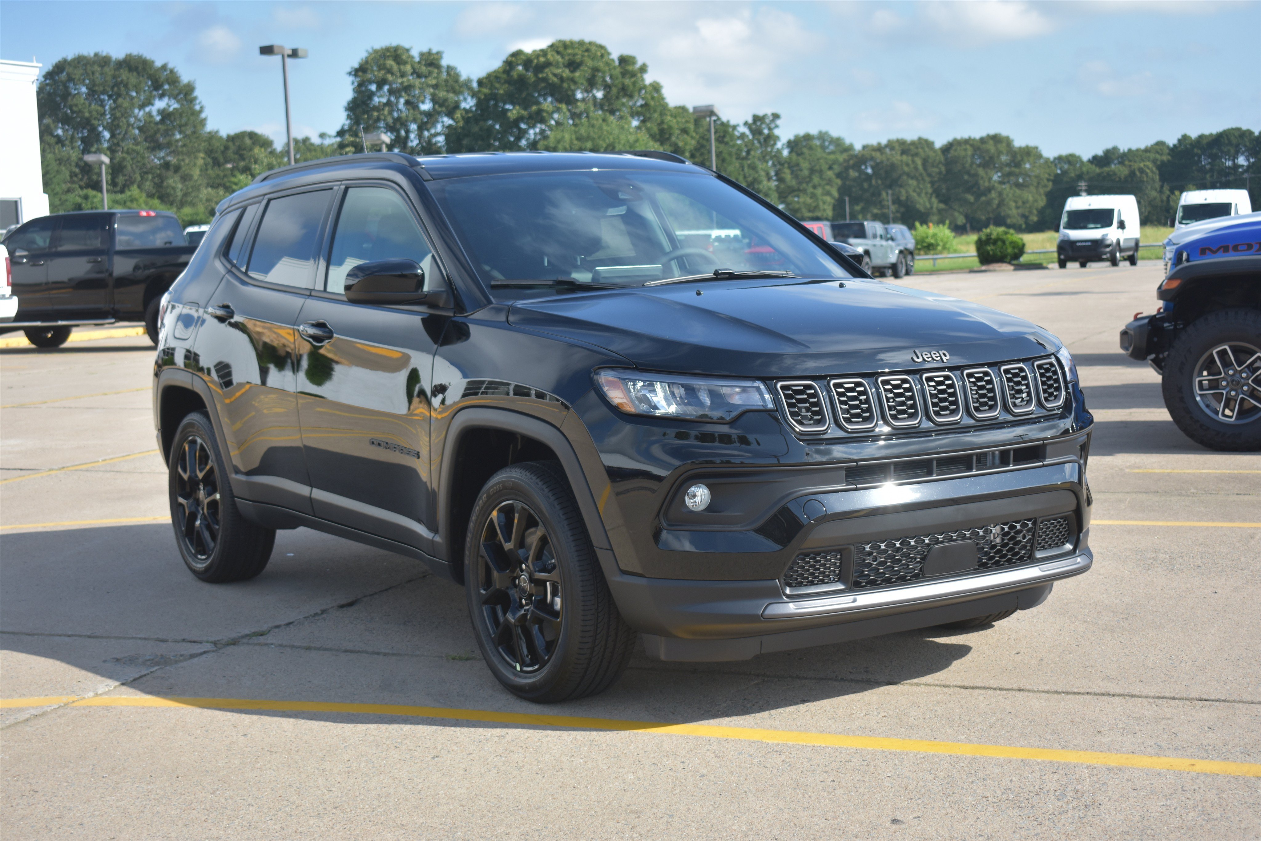 New 2026 Diamond Black Crystal Pearlcoat Jeep Latitude Altitude image 3