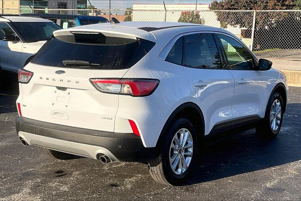Certified Used 2022 Oxford White Ford SE image 12
