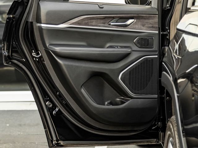 Used 2022 Diamond Black Crystal Pearlcoat Jeep Limited image 26
