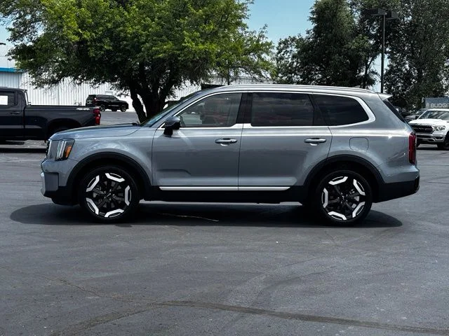 Used 2025 Silver Kia S image 3