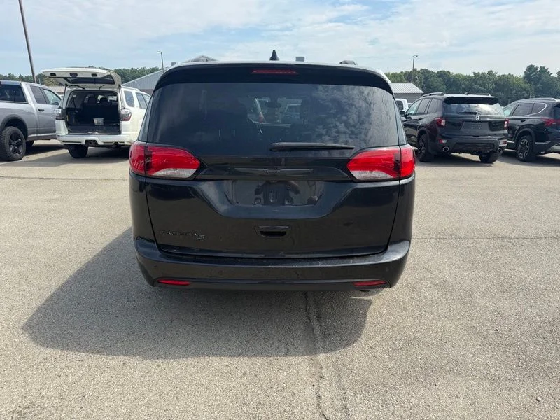 Used 2019 Black Chrysler Touring L image 14
