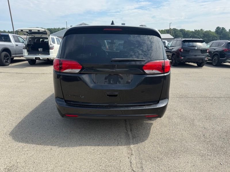 Used 2019 Black Chrysler Touring L image 14