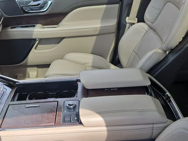 Used 2023 White Lincoln Reserve image 21