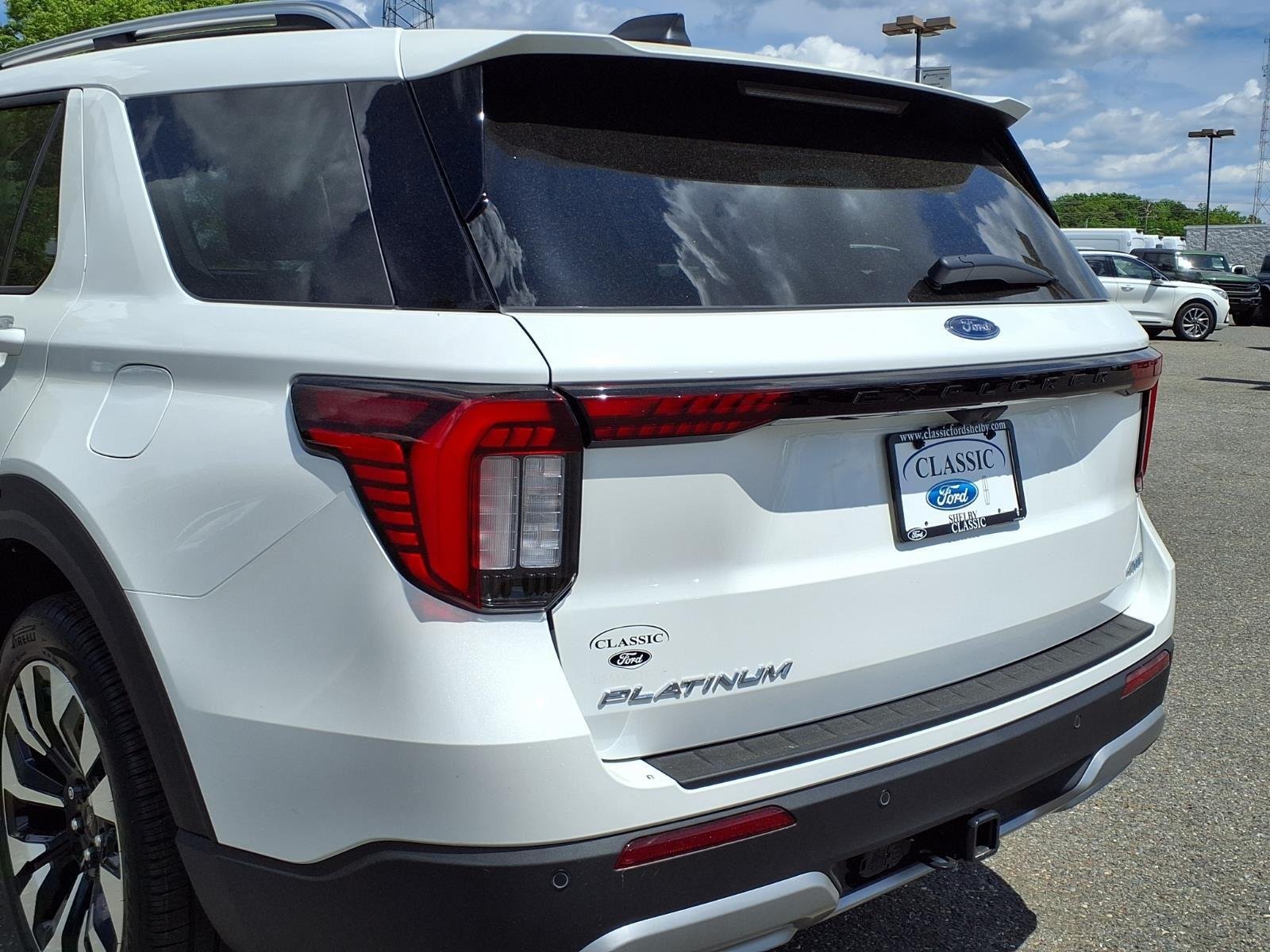 New 2026 Star White Metallic Tri-Coat Ford Platinum™ image 17