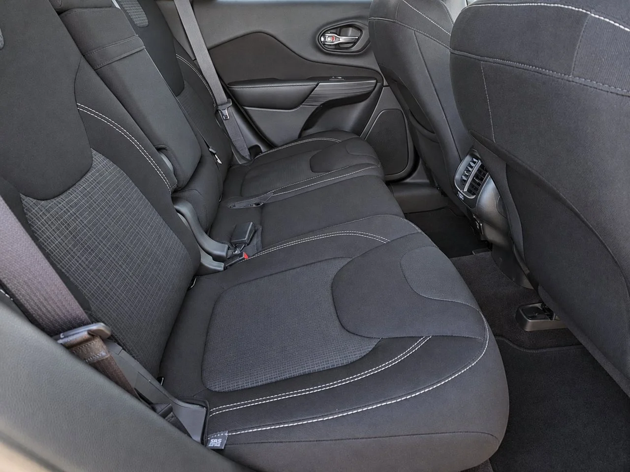 Used 2016 Bright White Jeep Latitude FWD image 30