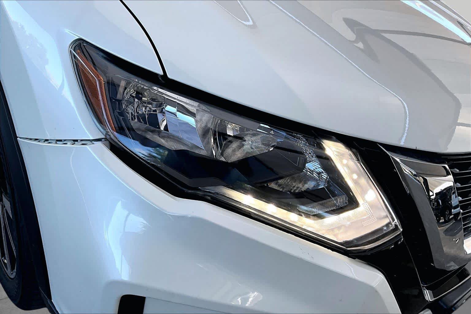 Used 2019 Pearl White Tricoat Nissan SL image 27