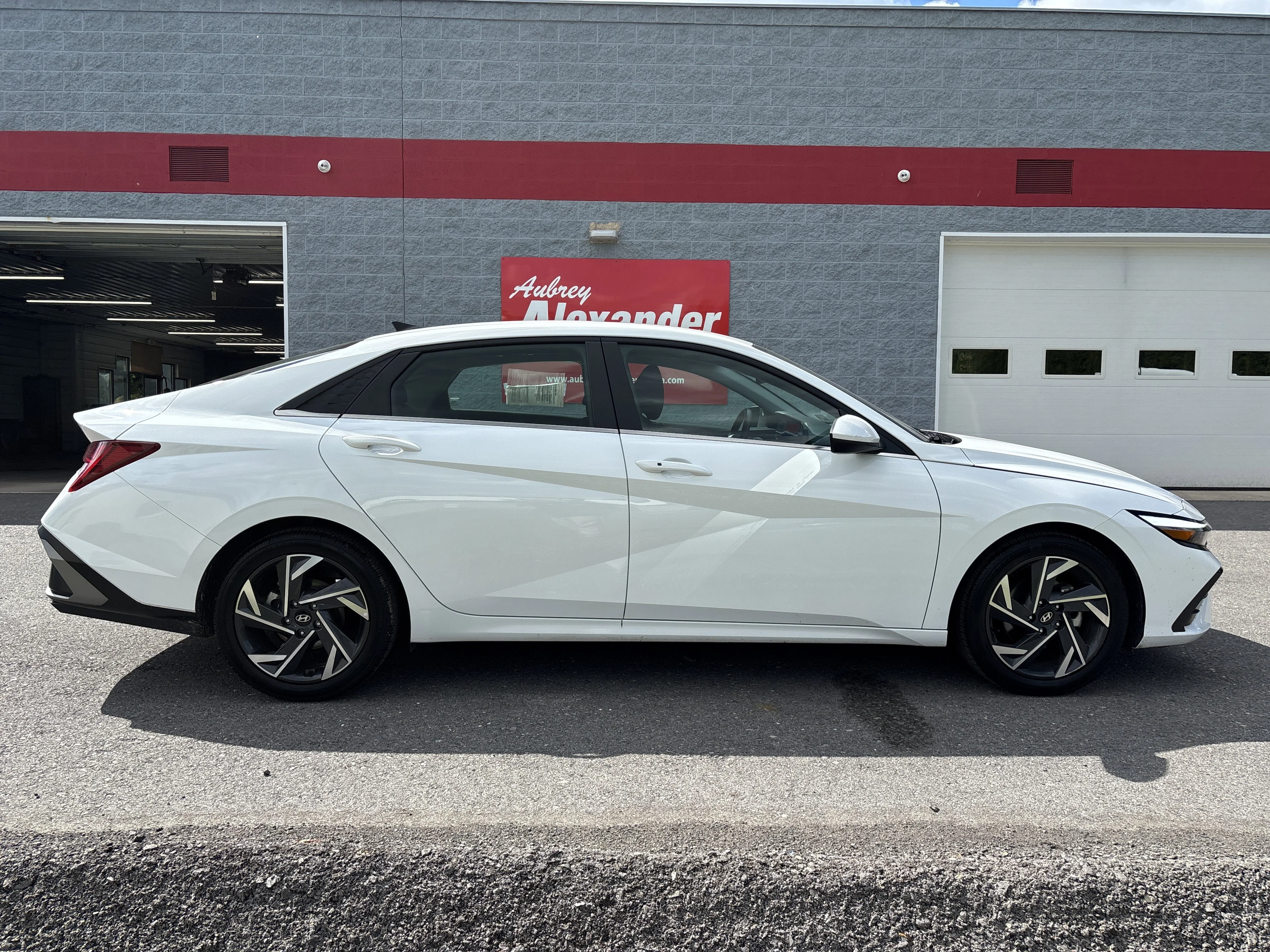 Used 2025 Serenity White Hyundai SEL Convenience image 2