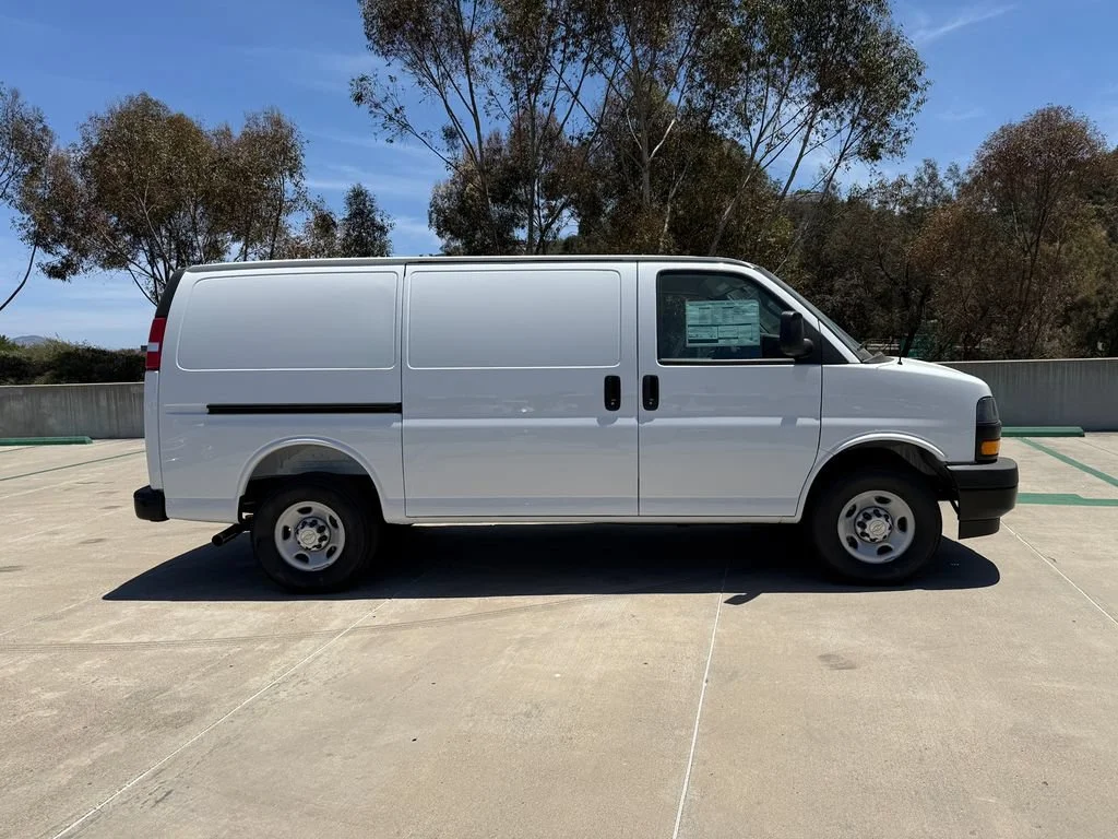 New 2026 Summit White Chevrolet WT image 5