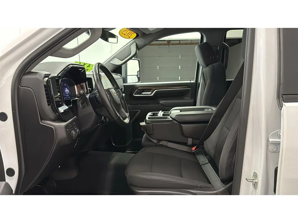 Used 2025 Summit White Chevrolet LT image 29