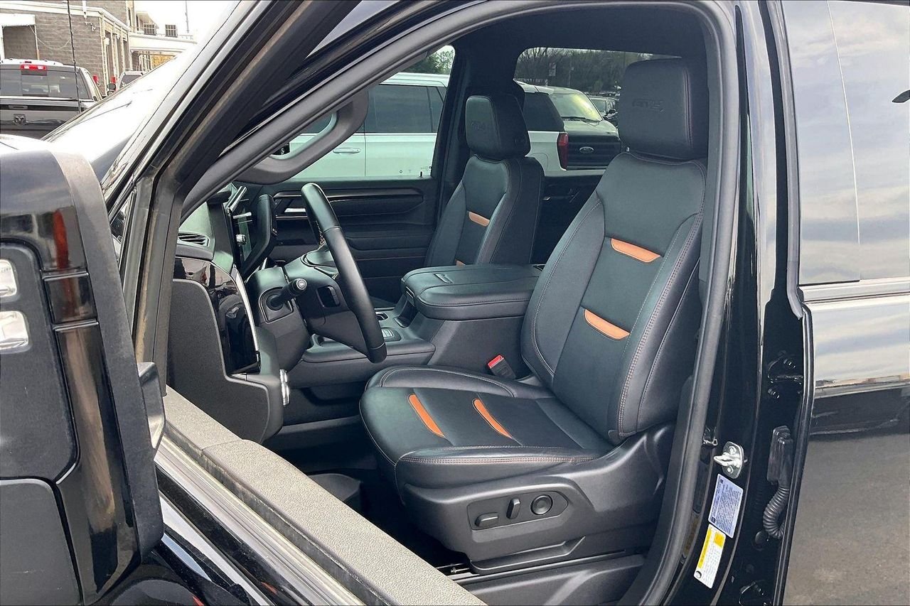 Used 2025 Onyx Black GMC 4WD Crew Cab Standard Bed AT4 image 24
