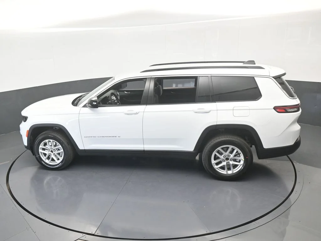 New 2026 Bright White Clear-Coat Exterior Paint Jeep Laredo image 44