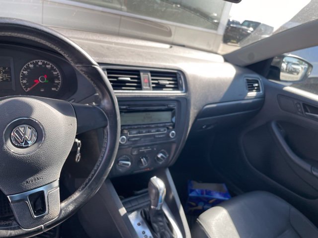 Used 2011  Volkswagen 2.5L SE image 10