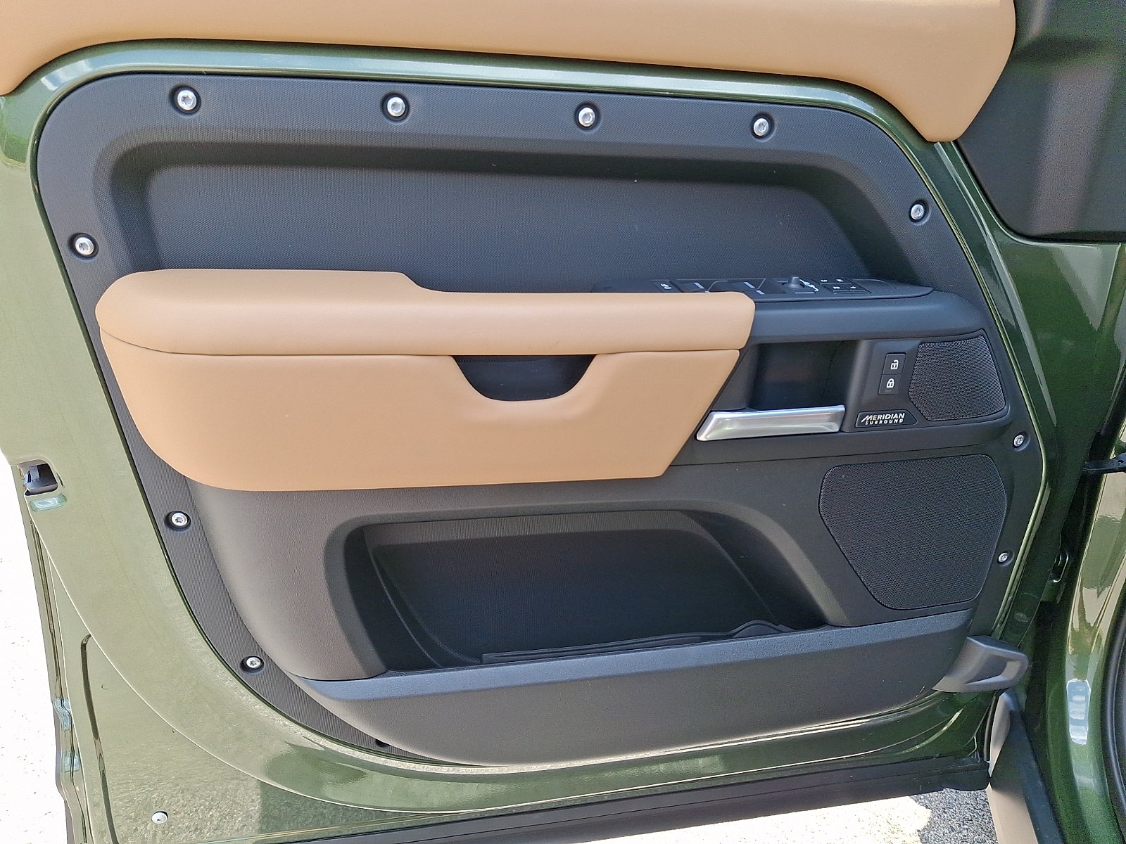 New 2026 Woolstone Green Land Rover P400 X-Dynamic SE image 10