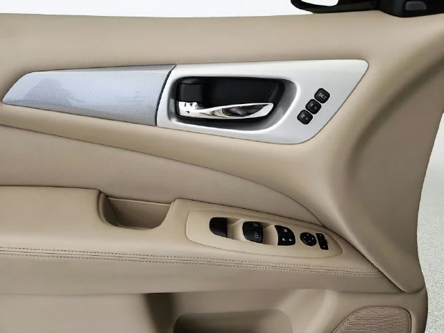 Used 2019 White Nissan SL image 20