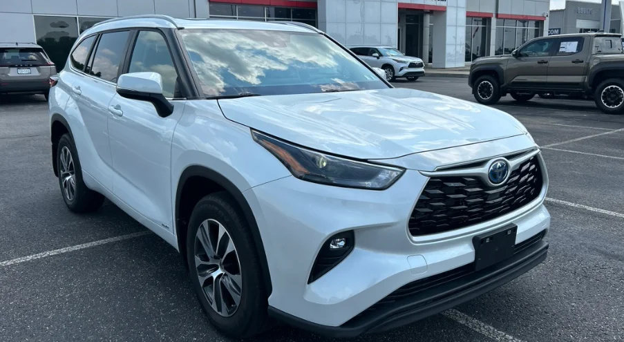 Used 2023 Beige Toyota XLE image 1