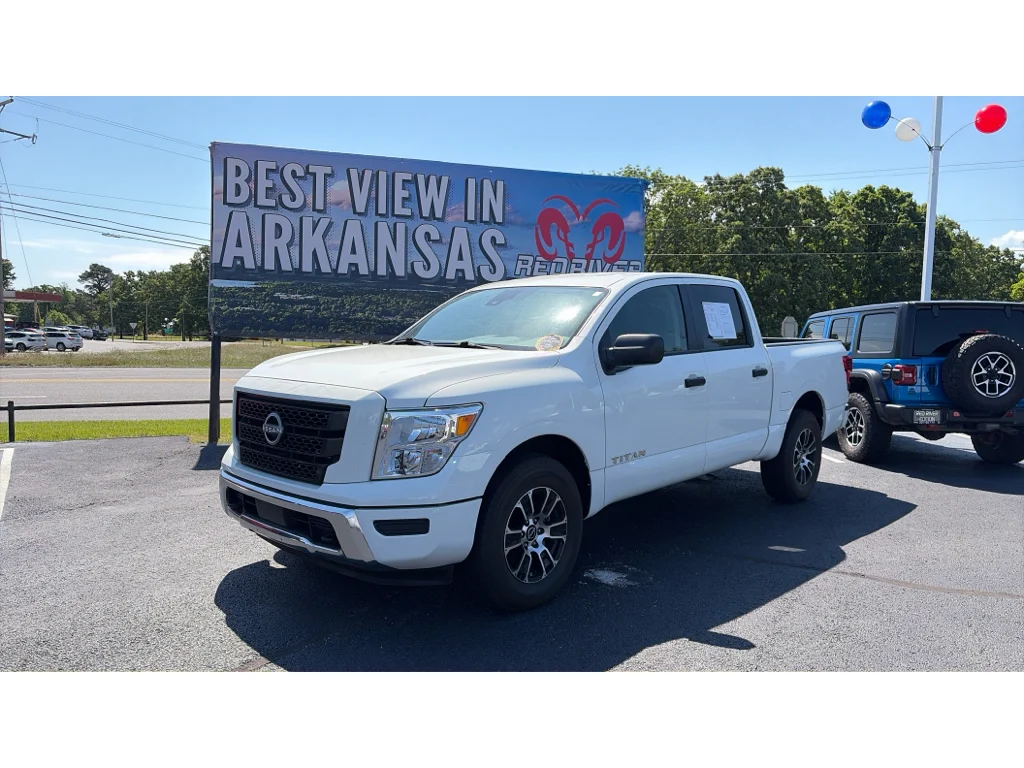 2023 Nissan Titan SV 4X4 Crew Cab's photo