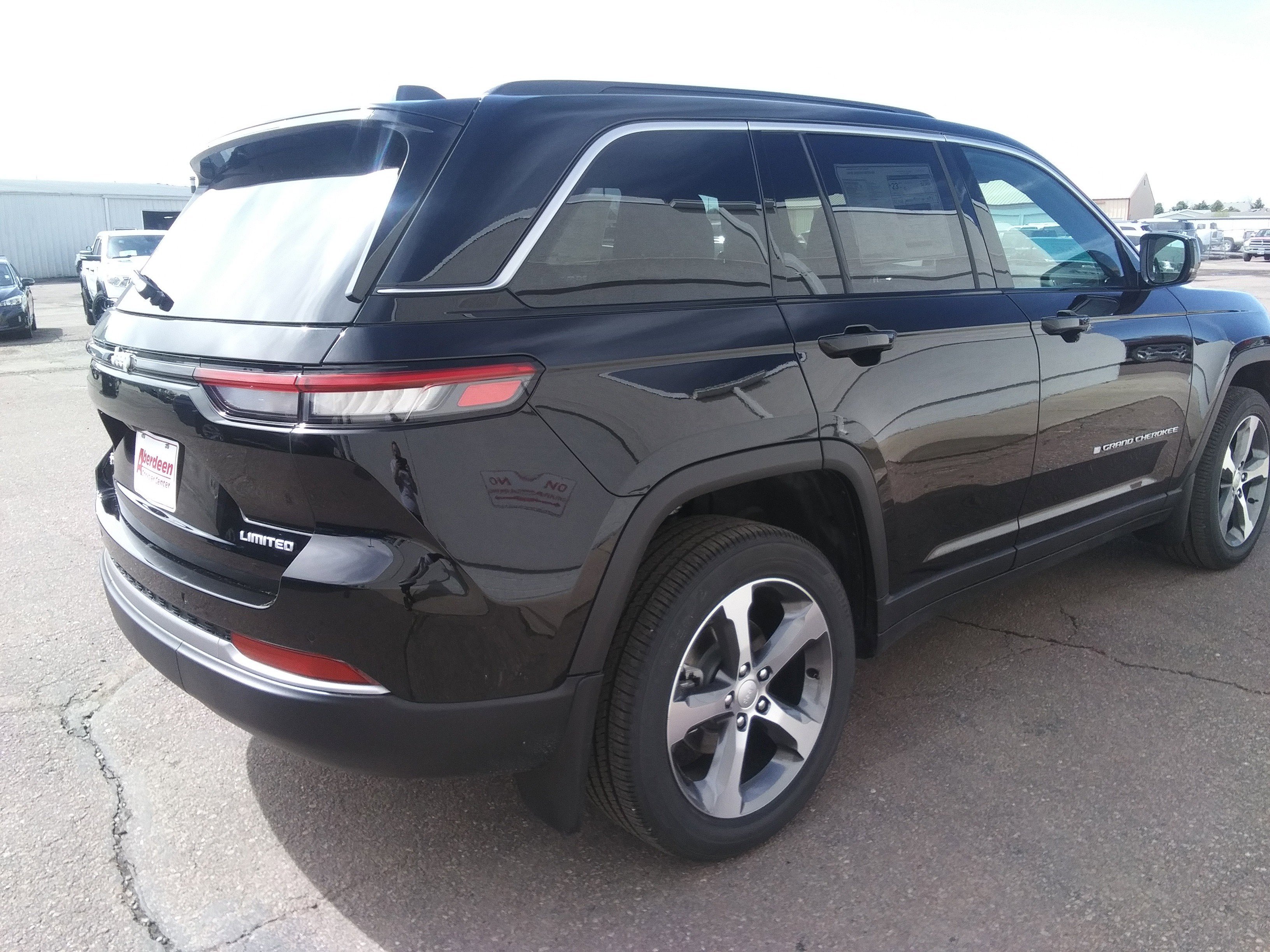 New 2026 Diamond Black Crystal Pearl-Coat Exterior Paint Jeep Limited image 5