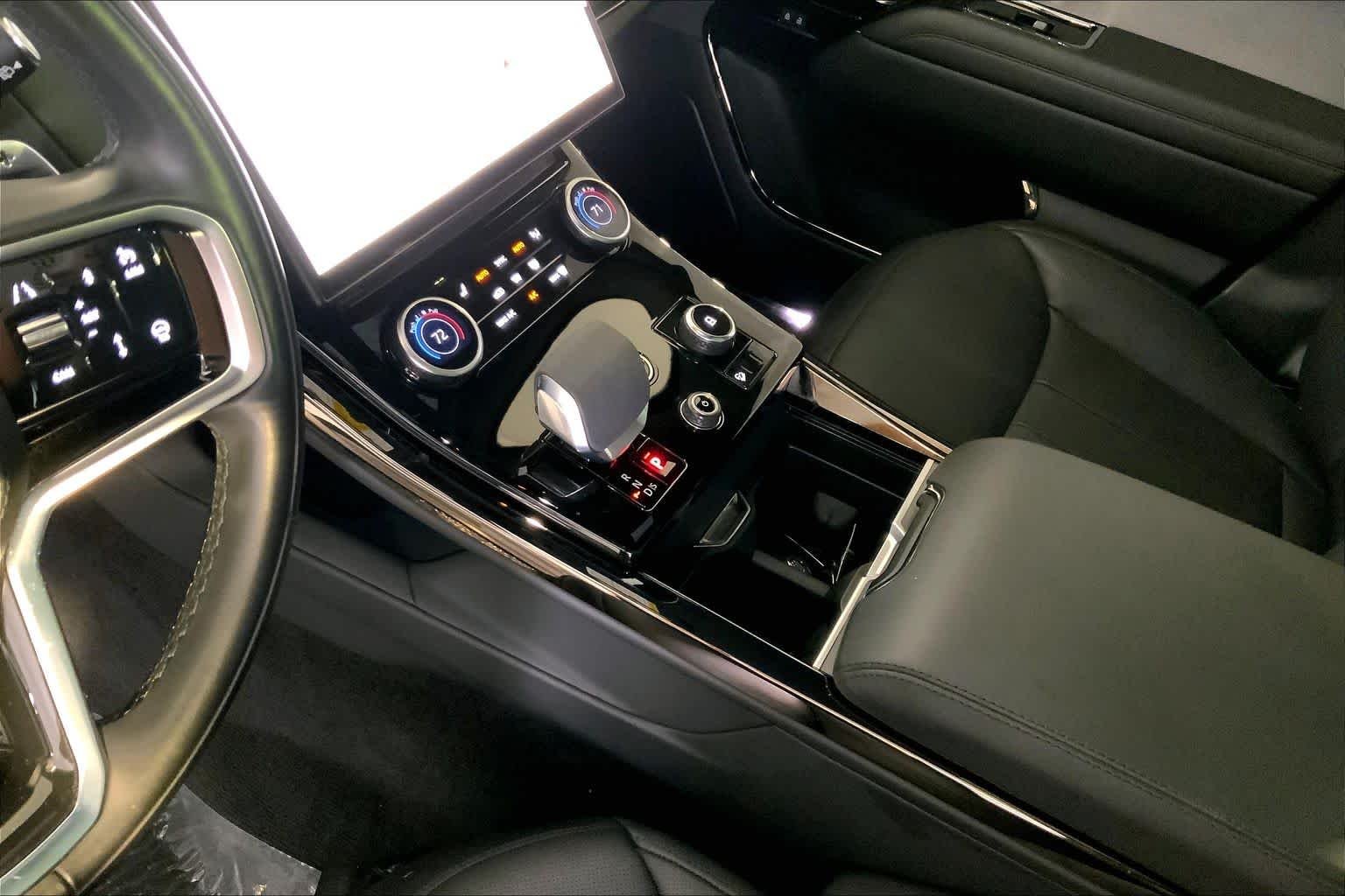 Used 2023 Fuji White Land Rover SE image 17